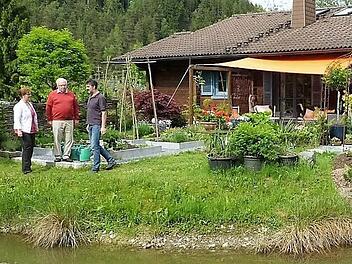 Der 4000 Quadratmeter große Naturgarten der Familie Schmitt aus Ludwigsstadt ist eine Augenweide.  Foto: Gerd Fleischmann