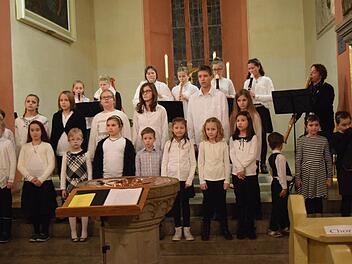 Der Kinder- und Jugendchor beim Adventssingen in St. Georg Foto: Daniela Pondelicek