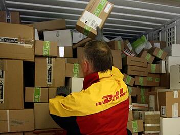 Wer hat mein DHL-Paket entgegengenommen? Die Sendungsverfolgung im Internet kann nervig werden. Foto: Symbolbild Oliver Berg/dpa