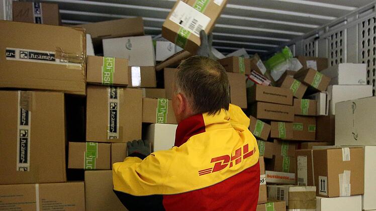 Wer hat mein DHL-Paket entgegengenommen? Die Sendungsverfolgung im Internet kann nervig werden. Foto: Symbolbild Oliver Berg/dpa