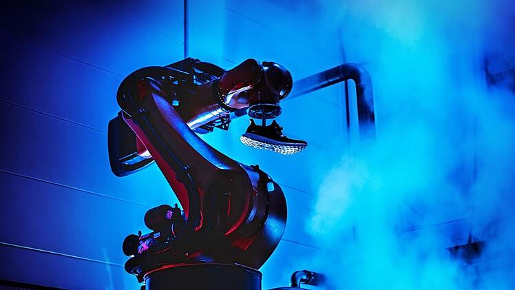 Der Roboterarm gehört zur Fertigung innovativer Sportschuhe, für die Adidas in Ansbach Sohlen im 3D-Drucker herstellt. Hannah Hlavacek/Adidas AG/dpa