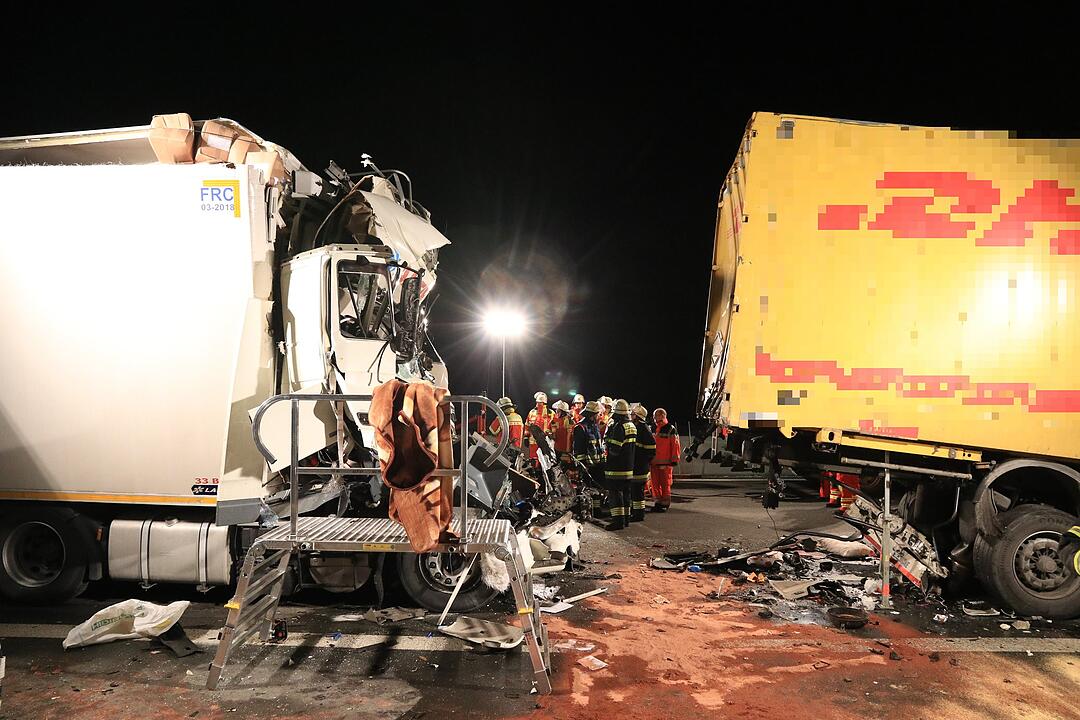 Zwei tödliche Unfälle auf der A3 in kurzer Zeit: Zwei Lkw rasen jeweils in Stauende