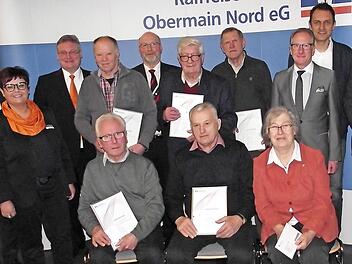 Geehrte und Offizielle der Raiffeisenbank Obermain Nord (sitzend, v. l.): Robert Beck, Willy Partenfelder und 2. Bürgermeisterin Mück, (stehend) Filialleiter Steffen Matuschek, die Leiterin Privatkundenbank Sabine Kleber, Vorstand Thomas Siebenaller, Gerhard Limmer (für Horst Limmer), Bürgermeister Herrmann, Karl Schwarz, Gerhard Bohl, Aufsichtsratschef Dieter Uschold, TSV-Vorsitzender Jörg Neubauer und Vorstand Ulrich Klein. Foto: D. Wolf