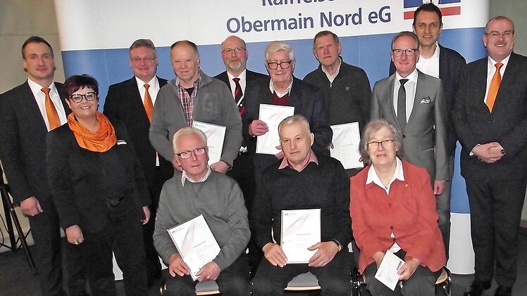 Geehrte und Offizielle der Raiffeisenbank Obermain Nord (sitzend, v. l.): Robert Beck, Willy Partenfelder und 2. Bürgermeisterin Mück, (stehend) Filialleiter Steffen Matuschek, die Leiterin Privatkundenbank Sabine Kleber, Vorstand Thomas Siebenaller, Gerhard Limmer (für Horst Limmer), Bürgermeister Herrmann, Karl Schwarz, Gerhard Bohl, Aufsichtsratschef Dieter Uschold, TSV-Vorsitzender Jörg Neubauer und Vorstand Ulrich Klein. Foto: D. Wolf