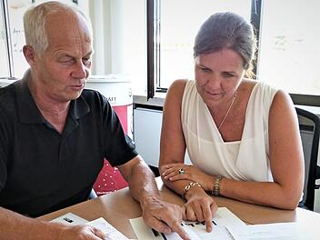 Für Schulrätin Kerstin Zapf war wichtig, dass alle drei Standorte des Schulverbundes "Fränkische Linie" im kommenden Schuljahr bedient werden können. Links Rektor Michael Pfitzner. Foto: Werner Reißaus