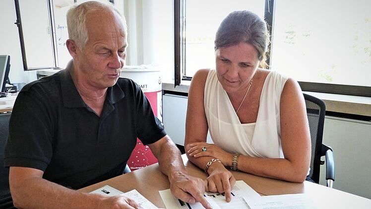Für Schulrätin Kerstin Zapf war wichtig, dass alle drei Standorte des Schulverbundes "Fränkische Linie" im kommenden Schuljahr bedient werden können. Links Rektor Michael Pfitzner. Foto: Werner Reißaus