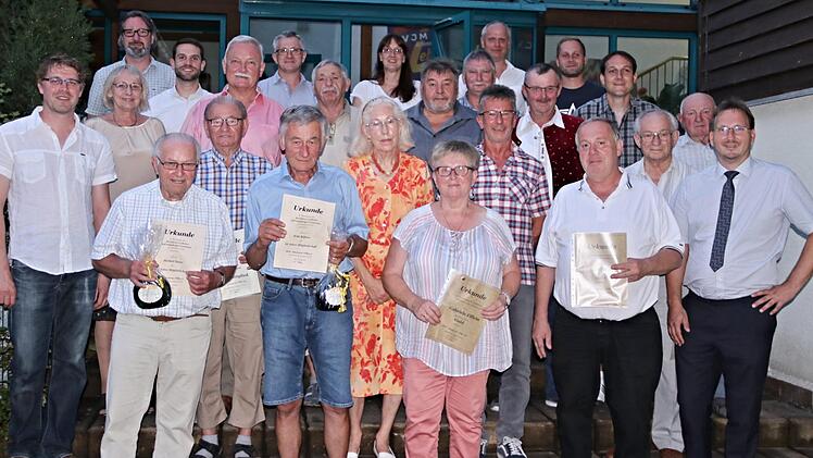 Alle Geehrten des HSV Altenstein (von links): in der vorderen Reihe Herbert Sauer, Willi Rößner (60 Jahre), Gabriele Elflein, Uwe Hein (40 Jahre), Bürgermeister Wolfram Thein, in der zweiten Reihe Vorsitzender Michael Schmitz. Die übrigen sind Ehrenmitglieder und Geehrte für 25 und 35 Jahre Vereinstreue. Foto: Helmut Will