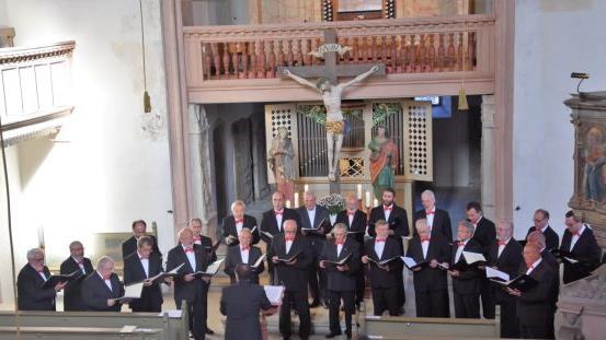Der Männerchor des Fränkischen Sängerbundes begeisterte mit seinem Konzert in der Ostheimer Kirchenburg. Foto: Tonya Schulz