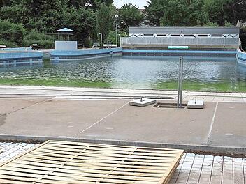 Im Wellenbecken geht noch nichts. Reinigungs- und Ausbesserungsarbeiten m&uuml;ssen noch durchgef&uuml;hrt werden, ehe das beliebte Becken wieder von Gro&szlig; und Klein benutzt werden kann. Foto: Christoph Winter