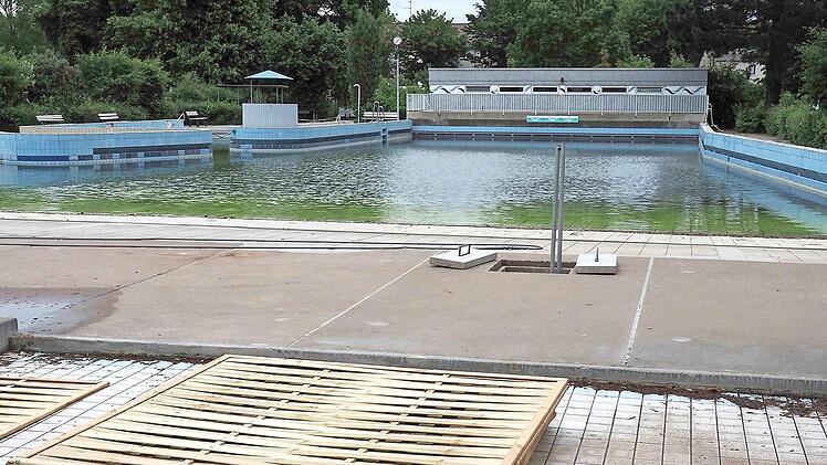 Im Wellenbecken geht noch nichts. Reinigungs- und Ausbesserungsarbeiten m&uuml;ssen noch durchgef&uuml;hrt werden, ehe das beliebte Becken wieder von Gro&szlig; und Klein benutzt werden kann. Foto: Christoph Winter