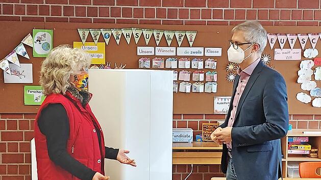Grundschuldirektorin Heike Wentzel im Gespr&auml;ch mit Oberb&uuml;rgermeister Uwe Kirschstein in der Forchheimer Anna-Grundschule