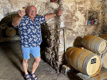 Walter Zeitz aus Diebach lagert seine gebrannten Sch&auml;tze in einem Gew&ouml;lbekeller.