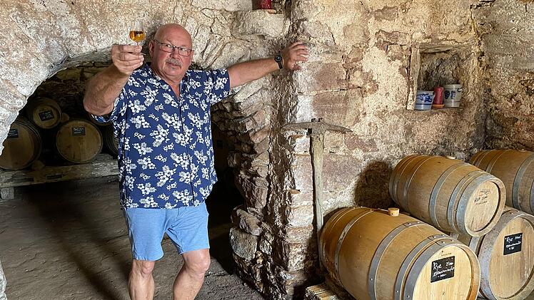 Walter Zeitz aus Diebach lagert seine gebrannten Sch&auml;tze in einem Gew&ouml;lbekeller.