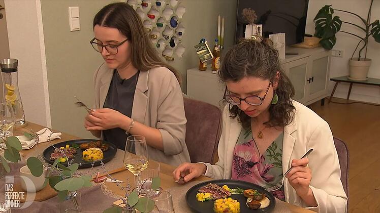 Die verwirrte Karo (rechts) versteht den Hauptgang nicht. Yase kommt besser klar.