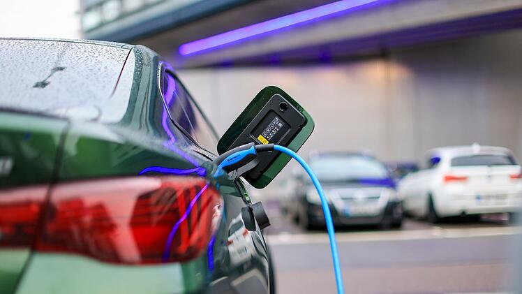 Elektroauto l&auml;dt an Lades&auml;ule