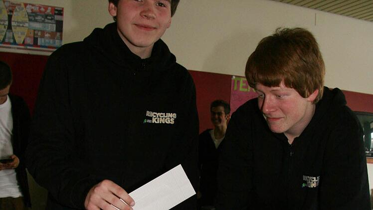 Daniel Degelmann (16) und Kai Fischer-Andreassohn (15) inspizieren den Papierbehälter - alles korrekt getrennt, das gibt einen Punkt.