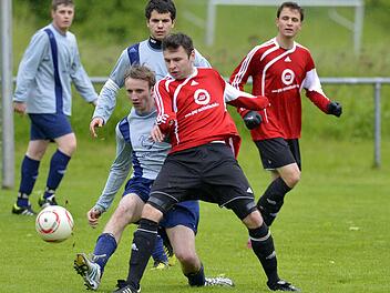 Die Gäste aus Mühlhausen (rote Trikots) machten kurzen Prozess mit Weingartsgreuth, feierten ein Schützenfest und die vorzeitige Meisterschaft. Foto: Picturedreams