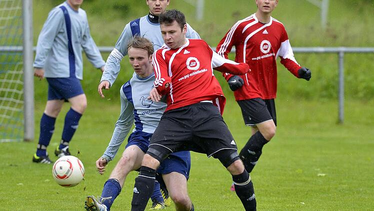 Die Gäste aus Mühlhausen (rote Trikots) machten kurzen Prozess mit Weingartsgreuth, feierten ein Schützenfest und die vorzeitige Meisterschaft. Foto: Picturedreams