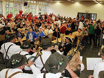 Kaum hatten die Jagdhornbläser ihre Instrumente angesetzt, sprangen die Zuhörer aus aller Herren Länder auf, um die Musiker in ihren Lederhosen abzulichten. Der Turnierleiter, Prof.. Volker Blüm, stellte sie als "City-Hunter-blowers" vor. Fotos: Ralf Kestel
