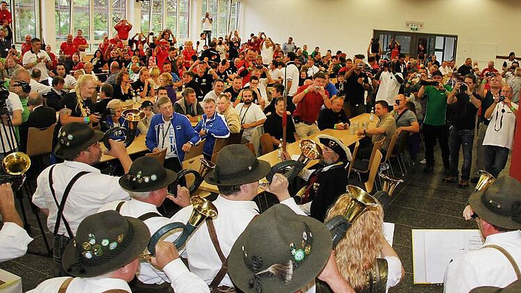 Kaum hatten die Jagdhornbläser ihre Instrumente angesetzt, sprangen die Zuhörer aus aller Herren Länder auf, um die Musiker in ihren Lederhosen abzulichten. Der Turnierleiter, Prof.. Volker Blüm, stellte sie als "City-Hunter-blowers" vor. Fotos: Ralf Kestel