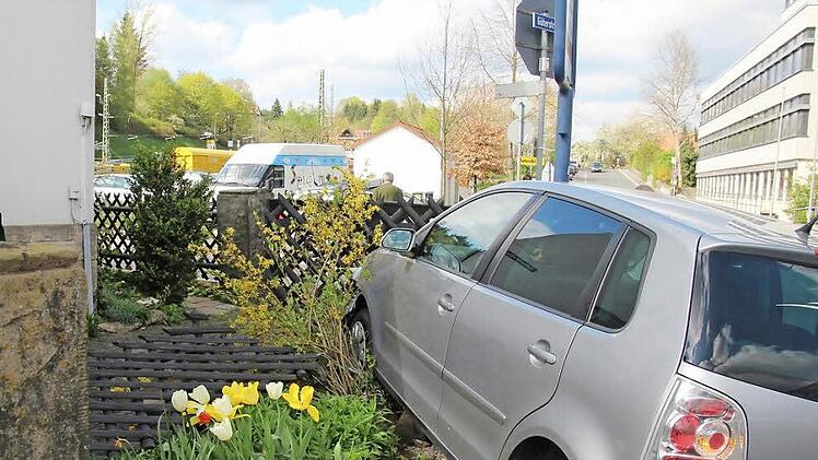 Im Garten gegenüber dem Landratsamt endete die Fahrt für die Fahrerin dieses Autos. Foto: Corinna Igler