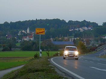 Gewöhnungsbedürftiger Blick: Da, wo einst mächtige Pappeln standen, können Autofahrer frei von Weidhausen Richtung Sonnefeld blicken.