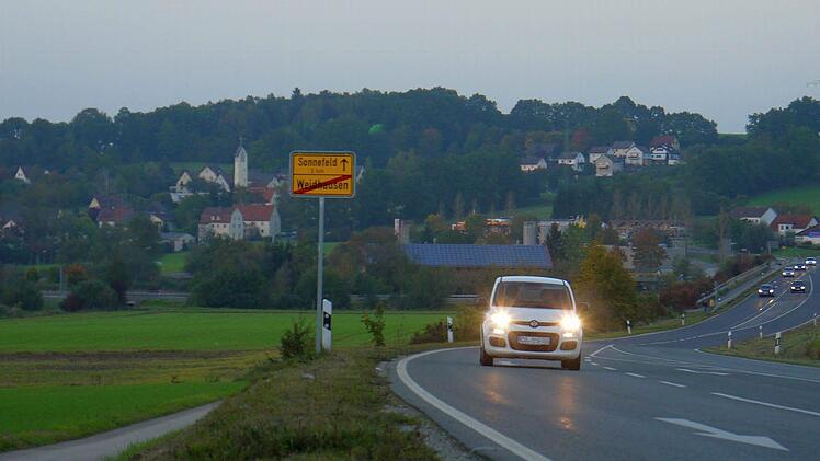 Gewöhnungsbedürftiger Blick: Da, wo einst mächtige Pappeln standen, können Autofahrer frei von Weidhausen Richtung Sonnefeld blicken.
