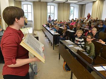 Ein Buch und lauter fragende Gesichter. Professorin Andrea Schindler gibt seit Jahren Vorlesungen bei der Kinder-Uni.  Foto: Archiv/Ronald Rinklef