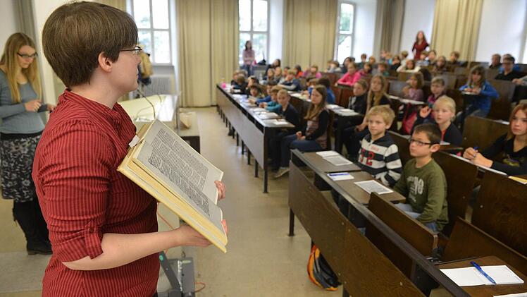 Ein Buch und lauter fragende Gesichter. Professorin Andrea Schindler gibt seit Jahren Vorlesungen bei der Kinder-Uni.  Foto: Archiv/Ronald Rinklef