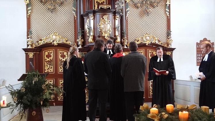 Bei der Segnung des neuen Pfarrers Greinke hatte Dekan Blechschmidt zahlreiche Assistenten. Darunter auch Vikar Friedrich Greinke (rechts), ein Sohn von Manfred Greinke. Foto: Johanna Eckert