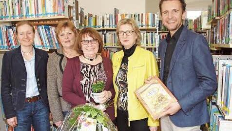 Martina Krenzer (Diözesanstelle) ehrte Maja Schütz und Gerti Köhler für ihr Engagement in der Bücherei und dankte Christine Hertel für ihre Mitarbeit (von links). Auch Bürgermeister Andreas Hügerich bedankte sich und erinnerte sich an sein Lieblingsbuch (Panama-Album). Foto: Alfred Thieret