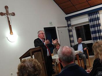 Es geht auch um das Kreuz, wenn es darum geht, was Christen und Muslime eint und trennt. Für letztere ist Jesus nicht am Kreuz gestorben, erklärt der Islambeauftragte der evangelischen Kirche in Bayern (stehend) bei seinem Vortrag in Ebern. Muslime hängen in ihrer Moschee kein Kreuz auf. Trotzdem haben sie kein Problem damit, wenn sie im christlichen Kulturkreis Räume betreten, in welchen ein Jesuskreuz hängt.  Foto: Johanna Eckert