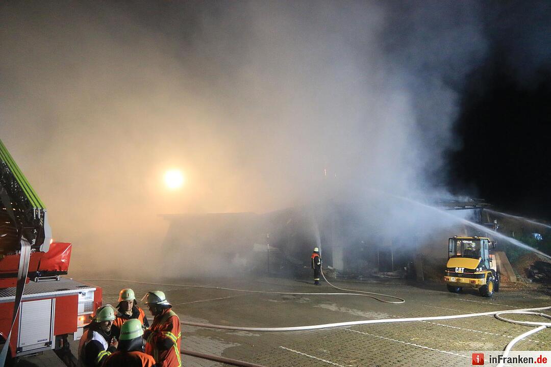 Grossbrand einer Hackschnitzelanlage - Flammen schlagen meterhoch in den Nachthimmel