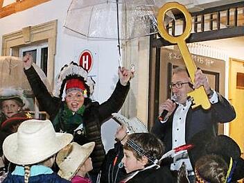 Bürgermeister Krämer rückte den Rathausschlüssel raus. Foto: Schwind