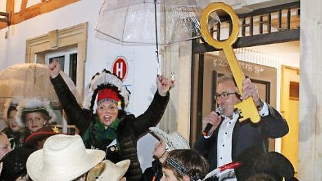 Bürgermeister Krämer rückte den Rathausschlüssel raus. Foto: Schwind