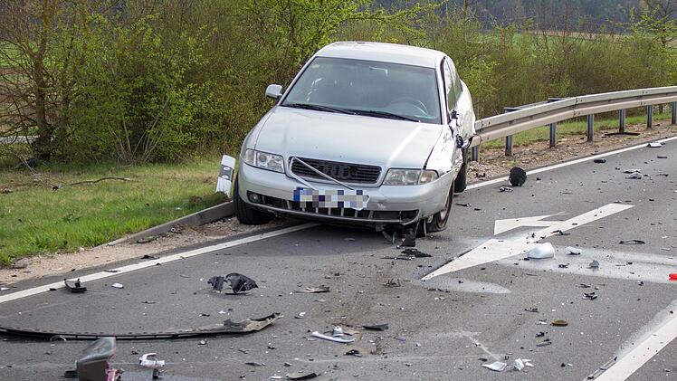 Bei einem schweren Unfall bei Zirndorf ist am Sonntagnachmittag ein Motorradfahrer ums Leben gekommen. Der Biker war mit einer Polizeistreife im Einsatz zusammengeprallt. Foto: NEWS5 / Schmelzer