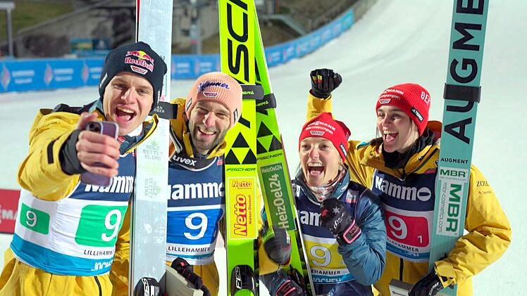 Die Doku-Serie "Fly - Skispringen hautnah" blickt auf die letzte Saison des deutschen Teams zur&uuml;ck. Im Bild, von links: Andreas Wellinger, Pius Paschke, Katharina Schmid und Selina Freitag.
