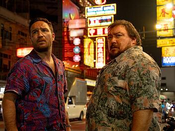 Charly (Frederick Lau, links) und Joseph (Christoph F. Krutzler) wollten doch eigentlich nur ihre Ruhe haben. Doch solange die alte M&uuml;nze existiert, scheinen sie ihren Frieden nicht zu finden. Staffel zwei f&uuml;hrt sie bis nach Bangkok.