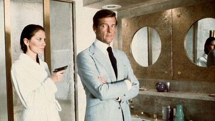 Maud Adams ist die einzige weibliche Hauptdarstellerin, die in zwei verschiedenen Bond-Filmen zwei verschiedene Charaktere verk&ouml;rpert. Hier ist sie mit Bond-Darsteller Roger Moore in einer Szene aus "James Bond 007 - Der Mann mit dem goldenen Colt (1974) zu sehen.