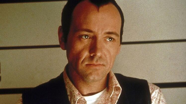 Ganove Verbal Kint (Kevin Spacey) ist einer von zwei &Uuml;berlebenden des Feuers.