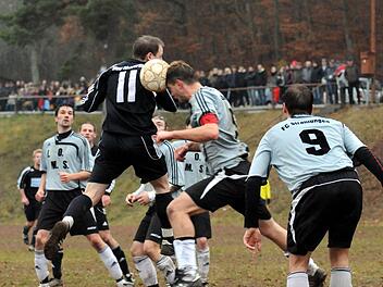 Vom Gegner umzingelt: Obererthals André Fuß im Duell mit Strahlungens Spielführer Marco Nöth, der gleich mehrere Mitspieler um sich weiß. Foto: ssp