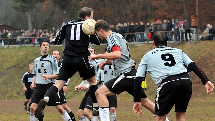 Vom Gegner umzingelt: Obererthals André Fuß im Duell mit Strahlungens Spielführer Marco Nöth, der gleich mehrere Mitspieler um sich weiß. Foto: ssp
