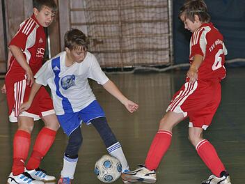 In der Vorrunde der D-Junioren besiegte der TSV Weißenbrunn (rote Trikots) die JFG Oberes Rodachtal mit 3:1  und gehört als souveräner Sieger der Gruppe B  zu den Favoriten auf den Hallentitel. Foto: Herbert Kalb