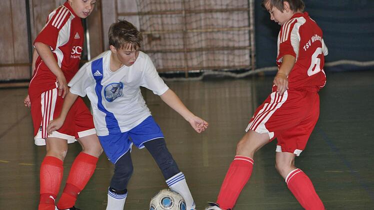 In der Vorrunde der D-Junioren besiegte der TSV Weißenbrunn (rote Trikots) die JFG Oberes Rodachtal mit 3:1  und gehört als souveräner Sieger der Gruppe B  zu den Favoriten auf den Hallentitel. Foto: Herbert Kalb