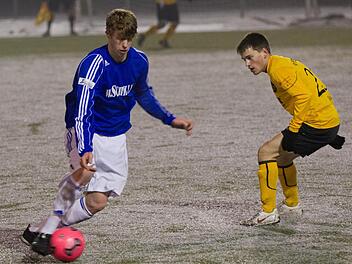 Alexander Bury vom 1, FC Lokomotive Leipzig (am Ball) agierte als Gastspieler für den VfL Frohnlach im Test gegen den VFC Plauen.