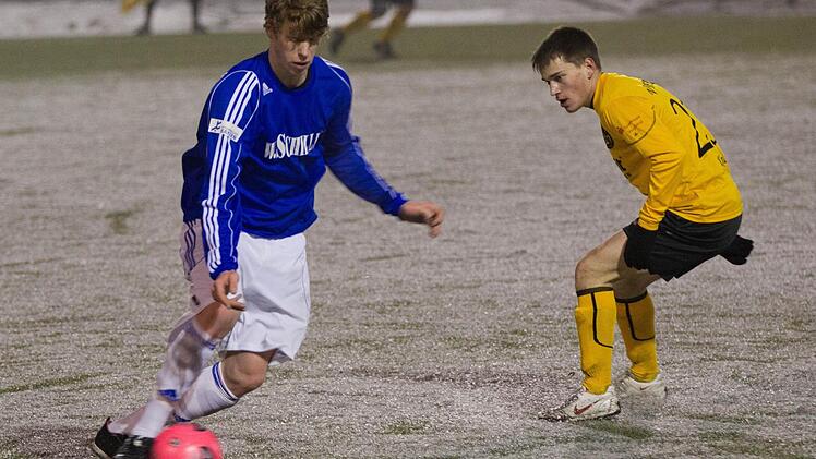 Alexander Bury vom 1, FC Lokomotive Leipzig (am Ball) agierte als Gastspieler für den VfL Frohnlach im Test gegen den VFC Plauen.