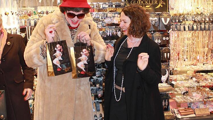 Hanuta Gonzales (alias Arnd Rühlmann) mit Schmuck aus der brandneuen Glööckler-Collektion und Ursula Gumsch, die die Bühnenkollegin beim Shopping begleitete.  Foto: Felix Gumbsch
