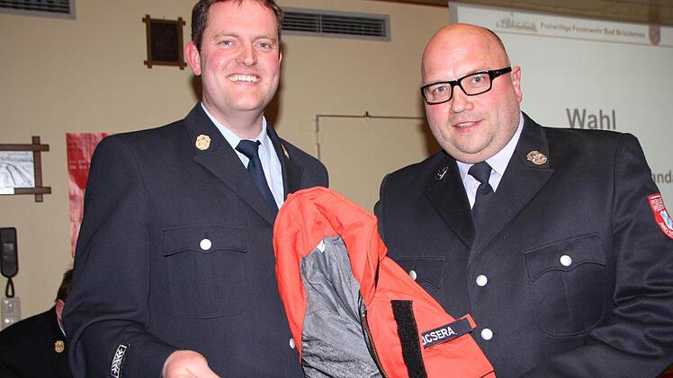 Kommandant Michael Krug (links) begrüßt seinen neuen Stellvertreter Holger Kucsera. Foto: Ulrike Müller