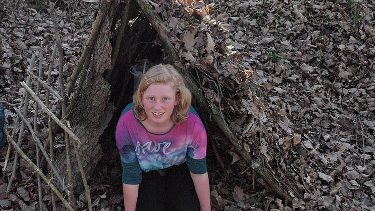 Franka Laube aus Breitenau in ihrer Waldhütte direkt neben der alten Linde. Foto: Stefanie Karl