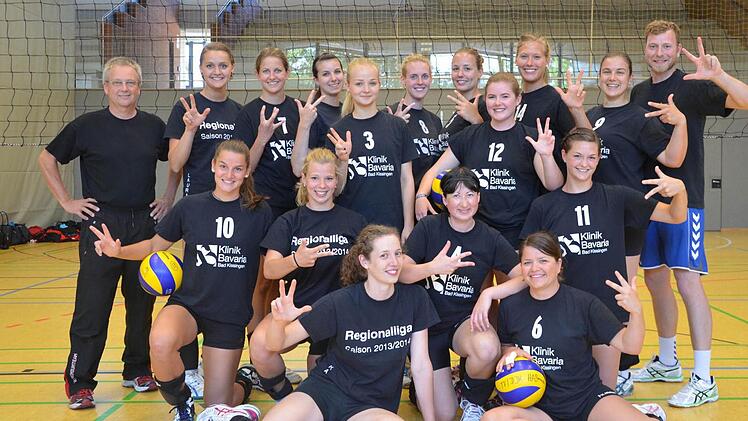 Mit Optimismus in die Drittliga-Saison: Unser Bild zeigt Trainer und Spielerinnen des TV/DJK Hammelburg mit (hinten, von links) Lutz Zinngraf, Theresa von Waldenfels, Melanie Meder, Johanna Lesch, Maxi Bindrum, Tabea Lang, Carina Keilholz, Selina Helfmann, Jana Baumgart, Katharina Lux und Olli Möller; (mittlere Reihe, von links) Paula Hepp, Johanna Wüscher, Denise Roy und Laura Schmitt sowie (vorne, von links) Christin Fell, und Christine Heim. Foto: TV/DJK Hammelburg